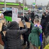 Des manifestants se font face.