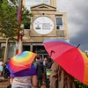 Une manifestation de la Fierté LGBTQ+ organisée devant les bureaux de la Division des écoles catholiques de Saskatoon, en Saskatchewan, le 1er juin 2023.