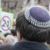 Un homme porte une kippa lors d'une manifestation.