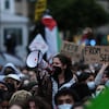Une manifestante utilise un porte-voix pendant que des étudiants et d'autres manifestent dans un campement de protestation à l'Université George Washington à Washington en soutien aux Palestiniens à Gaza.