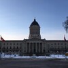 Devanture de l'Assemblée législative du Manitoba en hiver. 