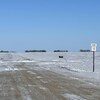 Une vue des champs enneigés juste à l'extérieur du hameau de St. Vincent, au Minnesota, en direction du nord vers la frontière entre le Canada et les États-Unis, le 25 janvier 2022.