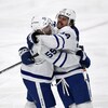 Auston Matthews serre Mark Giordano dans ses bras.