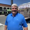 Marc Chénier se laisse prendre en photo, dans le marché By, à Ottawa. 