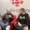 Marc Lemay et Jean-Claude Loranger discutent dans les locaux de Radio-Canada à Rouyn-Noranda.