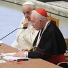 Le pape François écoute un discours du cardinal Marc Ouellet.