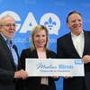 Marc Picard, Martine Biron et François Legault posent ensemble devant un logo de la Coalition avenir Québec.