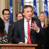 Marc Tanguay prend la parole devant la presse entouré de ses collègues.