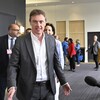 Marc Tanguay se dirige vers les micros des journalistes. 