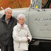 Marcel et Frances Labelle  devant un camion de la compagnie M.J. Labelle Co Ltd.