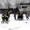 L'équipe sur la glace célébrant la victoire.
