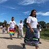 Les membres de la Première Nation de Roseau River au Manitoba ont marché mercredi dans leur communauté, le 10 août 2022.