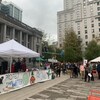 Des militants pour le climat sont réunis devant le Musée des beaux-arts de Vancouver.