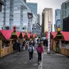 Des personnes assistent au marché de Noël au centre-ville de Vancouver, en Colombie-Britannique le 15 décembre 2021.
