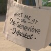 Un sac sur lequel c'est écrit "Ste-Geneviève Market". 