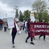 Les participants marchent avec des pancartes avec des slogans.