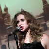 Maria Aliokhina chante, devant une image du Kremlin.