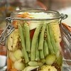 Pot de marinade de légumes avec des graines de moutarde.
