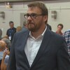 Mario Simard apparaît devant des militants péquistes.