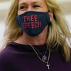 Marjorie Taylor Greene porte un masque sur lequel on peut lire « Liberté d'expression ».