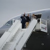 Le premier ministre, Mark Carney, et sa femme, Diana Fox Carney, quittent Ottawa le dimanche 22 juin 2025. 