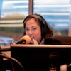 Martine Blanchard dans un studio de radio.