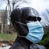 La statue de McMaster affublée d'un masque chirurgical.