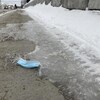 Un masque d'intervention sur un trottoir glacé.
