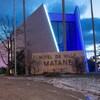Le bâtiment extérieur en soirée.