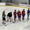 Des joueurs âgés sur la patinoire portent l'uniforme d'équipes de la Ligue nationale.