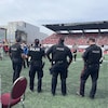 Des policiers sur un terrain de football.
