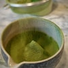 De la poudre de thé matcha dans un petit bol.