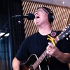 Mathieu McKenzie chante avec sa guitare.