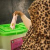 Une femme dépose un bulletin de vote dans une urne.