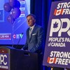 Maxime Bernier parle sur une scène.