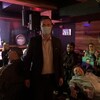 Maxime Blanchette-Joncas se tient debout dans un bar de Rimouski, entouré de partisans.