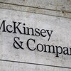 Le logo de l'entreprise McKinsey sur le mur d'un bâtiment.
