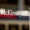 Le logo de McKinsey à l'entrée d'un bureau, à Zurich, en Suisse.