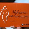 Une boîte contenant des pilules abortives de marque Mifeprex (Mifepristone).