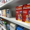 Des boîtes de Tylenol pour enfants sur une étagère dans une pharmacie.