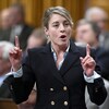 Mélanie Joly, debout, répond à une question.