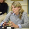 Mme Joly parlant dans un micro.