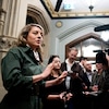 Mélanie Joly parle à des journalistes dans les couloirs du parlement à Ottawa.