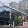 Vue de l'immeuble du centre-ville qui abrite le MEM, le Centre des mémoires montréalaises 
