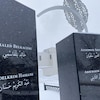 Plusieurs noms sont gravés sur une pierre pour rendre hommage aux personnes assassinées lors de l'attentat.