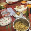 Des salades, des fromages et des charcuteries sur une table décorée pour Noël.
