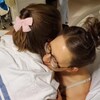 Deux femmes se font un câlin dans une chambre d'hôpital. 