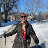 Merrijoy Kelner avec deux bâtons de marche en main dans un parc de Toronto enneigé.