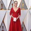 L'actrice Meryl Streep, dans une robe rouge, prend la pose sur le tapis rouge des Oscars 2018.