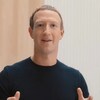Mark Zuckerberg agite les mains en présentant un logo et un nom d'entreprise.